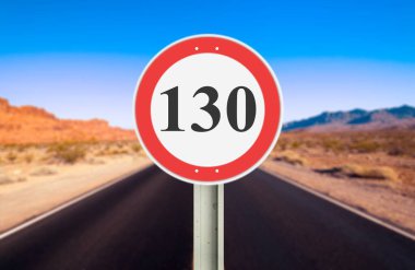 Dağlarda yol tabelası. 130 numaralı yol sınırı.