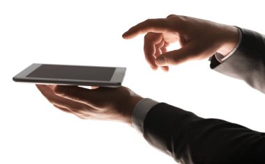 Beyaz arkaplanda boş ekranlı akıllı telefonu tutan kişi