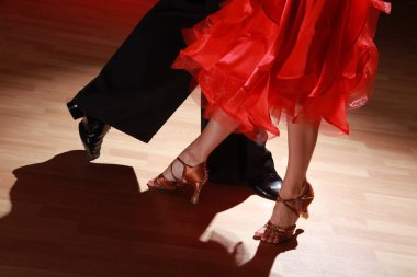 Arka planda dans eden bir çiftin bacakları, kapatın.