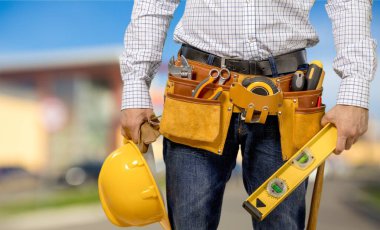 Arka plan üzerinde izole alet kemeri ile erkek işçi