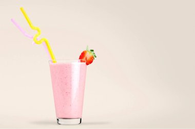taze malzemelerle hazırlanan organik çilek smoothie