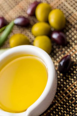 Ahşap zemin üzerinde zeytinyağı ve zeytin