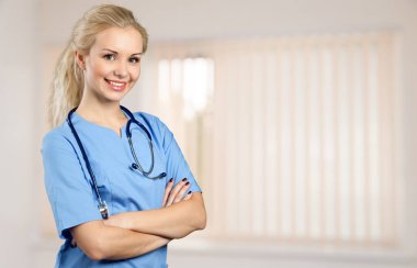Arka planda gülümseyen kadın doktor, kapat.
