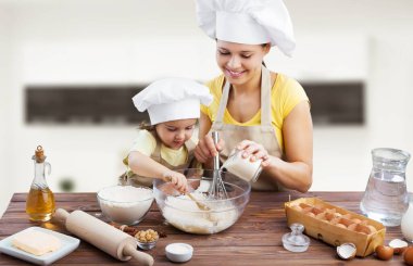 kız ve annesi birlikte pişirme 