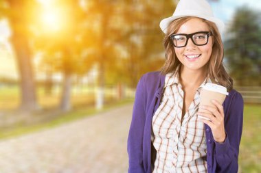 parkta çekici genç kadın