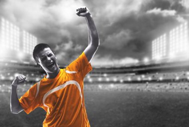 Genç erkek futbol oyuncusu bulanık Spor Stadyumu arka plan üzerinde