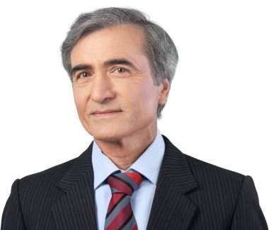 Beyaz arka planda izole edilmiş kendinden emin olgun iş adamının portresi