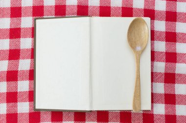 Ahşap kaşık açık bir yemek kitabında