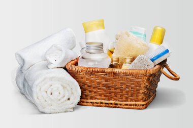 Beyaz arka planda yuvarlanmış mercan, bej ve kahverengi terry havlular, farklı renkte havlular. 