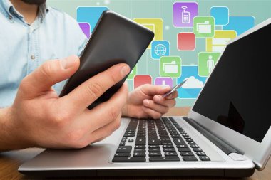 Kredi kartı, dizüstü bilgisayar, klavyede yazarak holding eller onine alışveriş detay yakın çekim