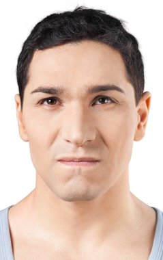 Beyaz arka planda genç bir adamın portresi