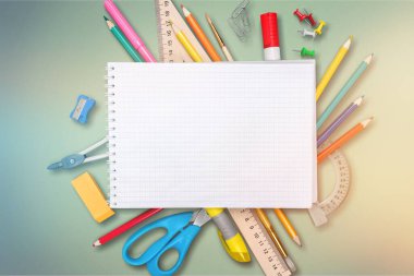 Farklı ofis aksesuarları ve kopya alanı olan okul malzemeleri..