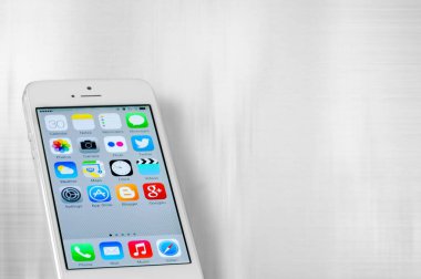 Beyaz arkaplanda akıllı telefon izole edildi
