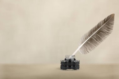 Tüy tüy kalem ve cam InkWell arka plan üzerinde