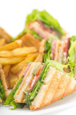 Beyaz arka planda jambonlu ve peynirli sandviç.