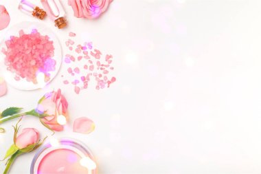 Güller, tuz ve krema, üst manzara