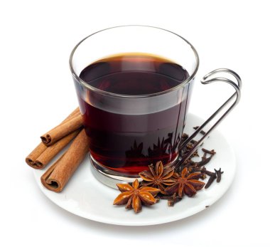 Tarçın çubuklu bir fincan sıcak çay ve beyaz arka planda izole edilmiş anason.