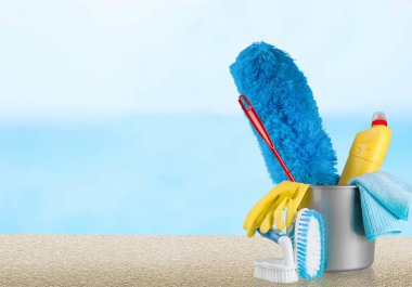 temizlik malzemeleri mavi zemin üzerine