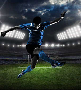 Stüdyoda futbolcu silueti oynayan beyaz bir adam uçan tekme atıyor.