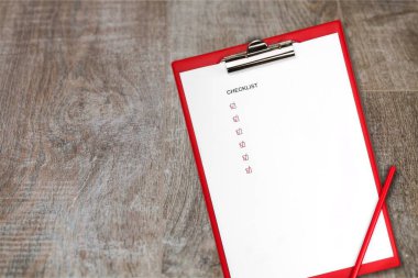 Ahşap bir arkaplanda kırmızı pano kontrol listesi