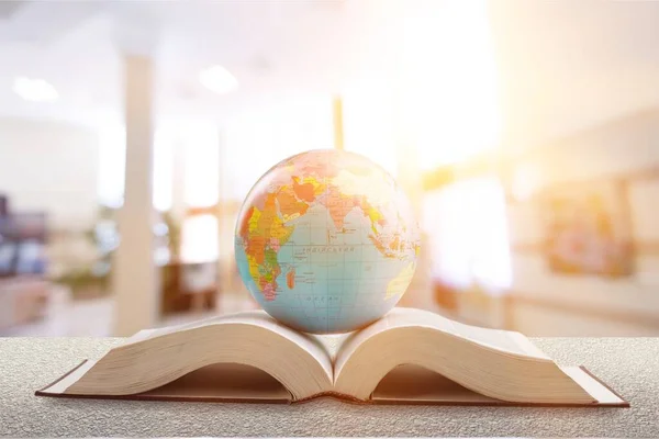 Globe Een Boek Bibliotheek — Stockfoto