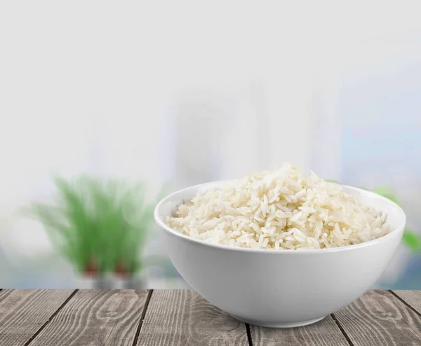 Tahta Masadaki Kasede Taze Beyaz Pirinç — Stok fotoğraf