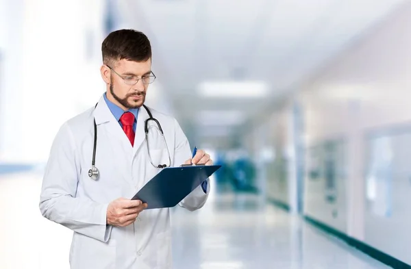 Man Läkare Med Urklipp Sjukhus Medicinskt Begrepp — Stockfoto