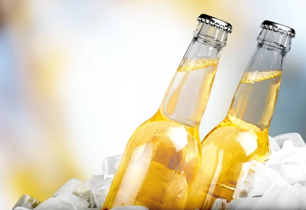 Garrafas Cerveja Fria Fresca Com Gelo Fundo Bokeh — Fotografia de Stock