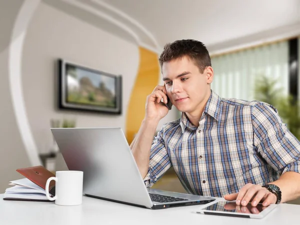 Homem Negócios Com Laptop Falando Por Telefone Casa — Fotografia de Stock
