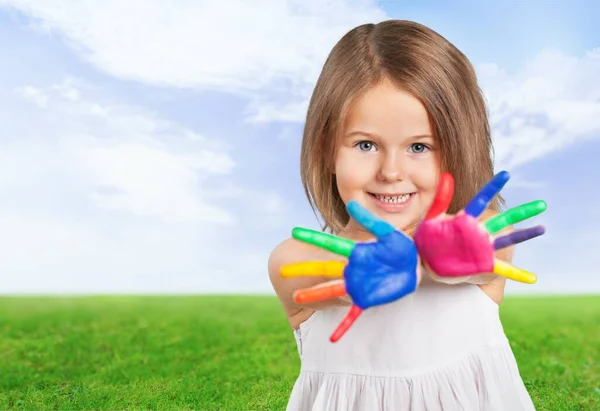 Linda Niña Con Las Manos Pintadas Colores — Foto de Stock