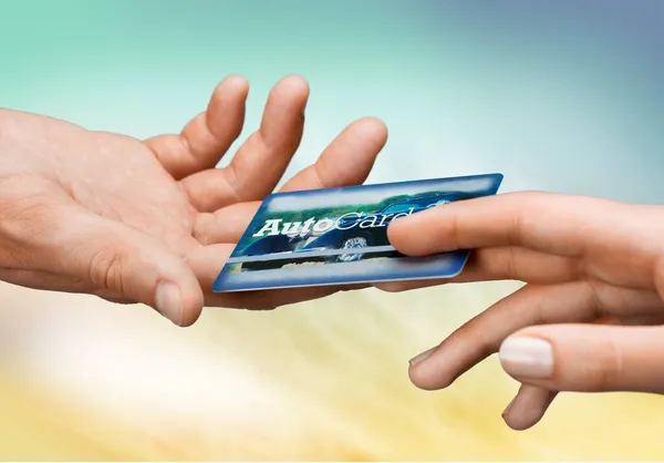 Hand Reicht Eine Zahlungskarte — Stockfoto