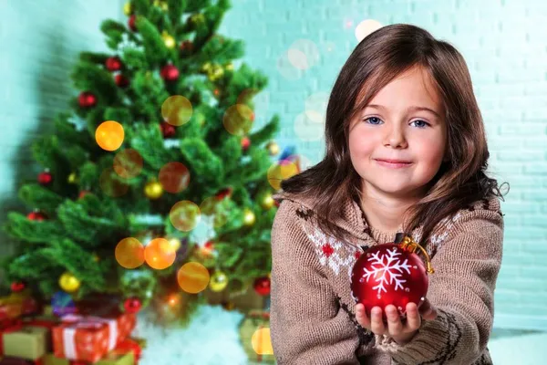 Счастливая Девочка Рождественской Шляпе Ожидании Мимики — стоковое фото