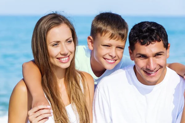 Šťastná Rodina Malým Synem Pláži — Stock fotografie