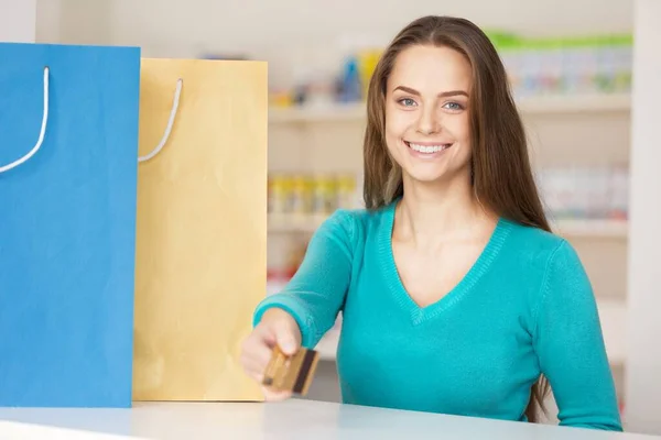 Frau Geht Online Einkaufen Hält Kreditkarte Und Einkaufstasche Aus Papier — Stockfoto