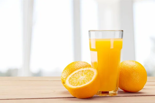Szklanka Soku Pomarańczowego Świeżych Owoców Białym Tle — Zdjęcie stockowe