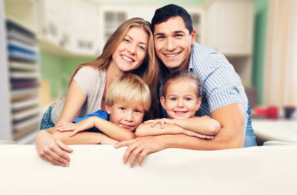 Krásná Usměvavá Rodina Sedí Doma Pohovce — Stock fotografie