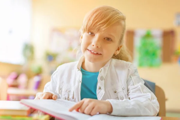 Lächelnde Grundschüler Klassenzimmer — Stockfoto