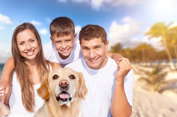 Ευτυχισμένη Νεαρή Οικογένεια Οικόσιτο Σκύλο Στην Παραλία — Φωτογραφία Αρχείου