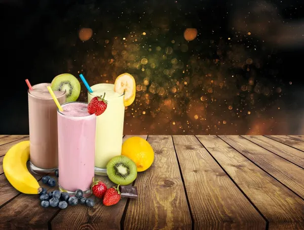 一套五颜六色的夏季饮料 配以水果柠檬水或冰块 — 图库照片