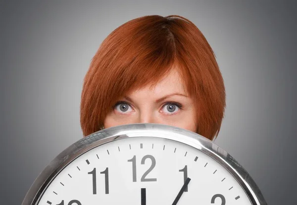 Eine Geschäftsfrau Versteckt Sich Hinter Einer Großen Uhr Hintergrund — Stockfoto