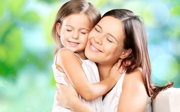 Jeune Mère Fille Mignonne Sur Fond — Photo