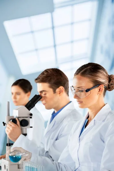 Arka Planda Bir Kimya Laboratuvarında Çalışan Bilim Adamları Kapatın — Stok fotoğraf