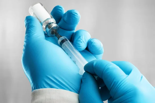 Orvosi Koronavírus Vakcina Fecskendő Injekciós Üvegben Vagy Injekciós Üvegben Orvosok — Stock Fotó