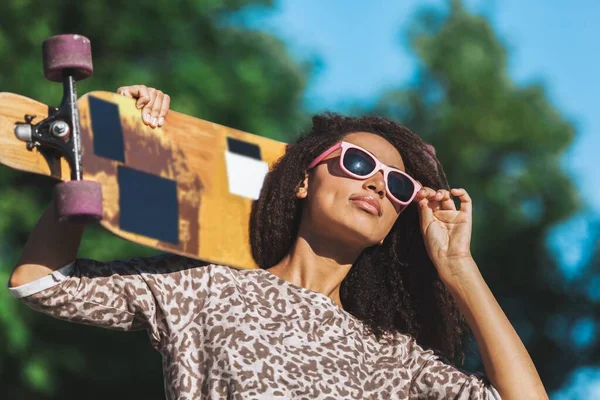 Junge Skateboardfahrerin Mit Sonnenbrille — Stockfoto
