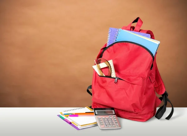 Roter Rucksack Mit Schulmaterial Auf Dem Tisch — Stockfoto