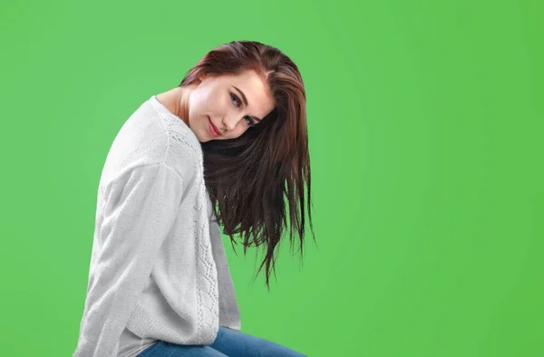 Mooie Aantrekkelijke Vrouw Poseren Groene Achtergrond — Stockfoto
