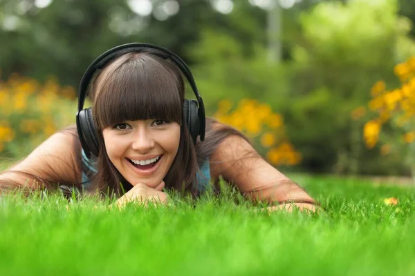 Belle Jeune Fille Écouter Musique Plein Air Détendre Parc — Photo