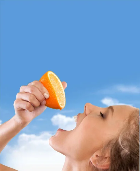 Vrouw Dranken Verse Jus Orange — Stockfoto