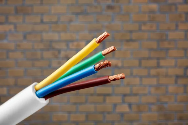 Kabel Und Drähte Auf Einem Backsteinhintergrund — Stockfoto