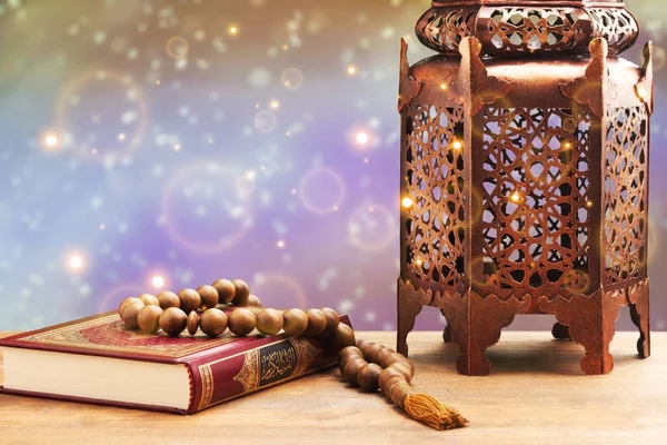 Tiga Bulan Islamic Holy Book Quran Dengan Manik Manik Rosario — Stok Foto